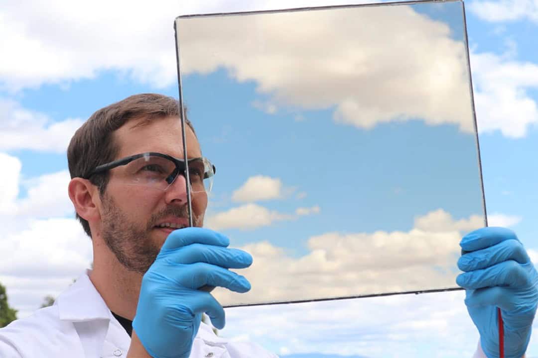 پنل خورشیدی شفاف در حال تست