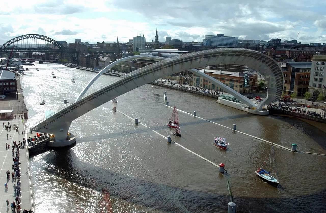 پل Gateshead Millennium Bridge